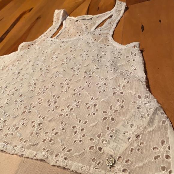 LIKE NEW~ABERCROMBIE KIDS EMBROIDERED FLOWER TOP~XL - Picture 2 of 4